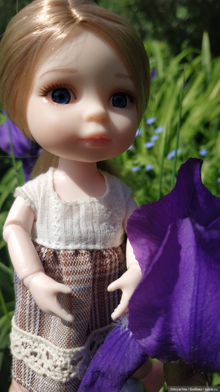 Первая летняя прогулка Лизоньки и Полины