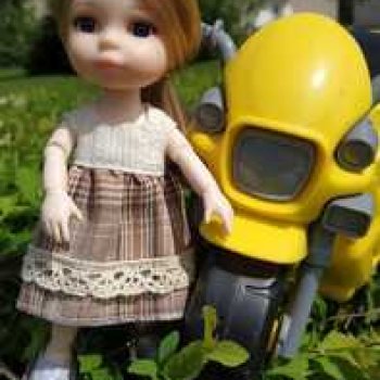 Первая летняя прогулка Лизоньки и Полины.