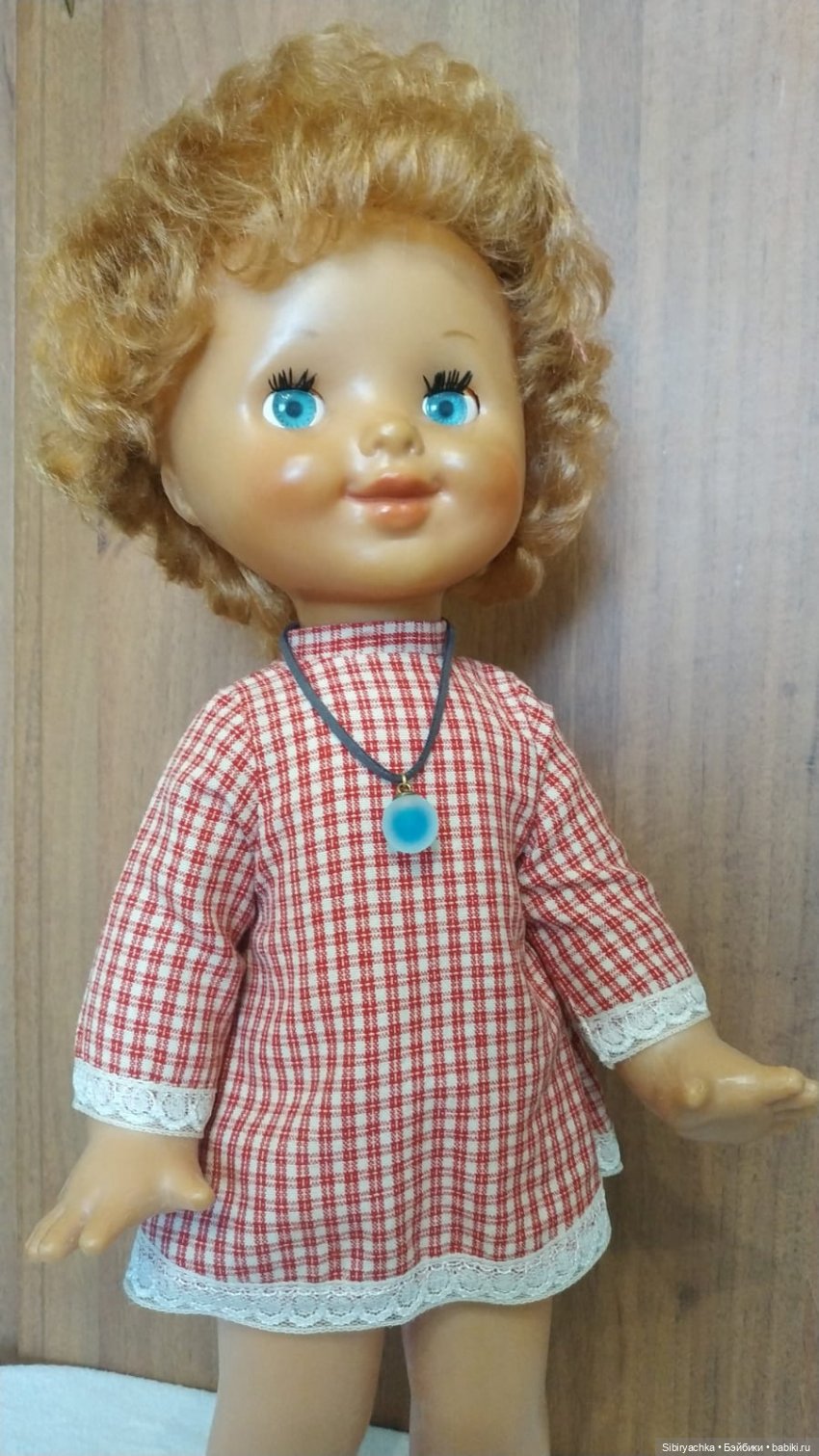 Жёлтые и красные наряды девочек из прошлого