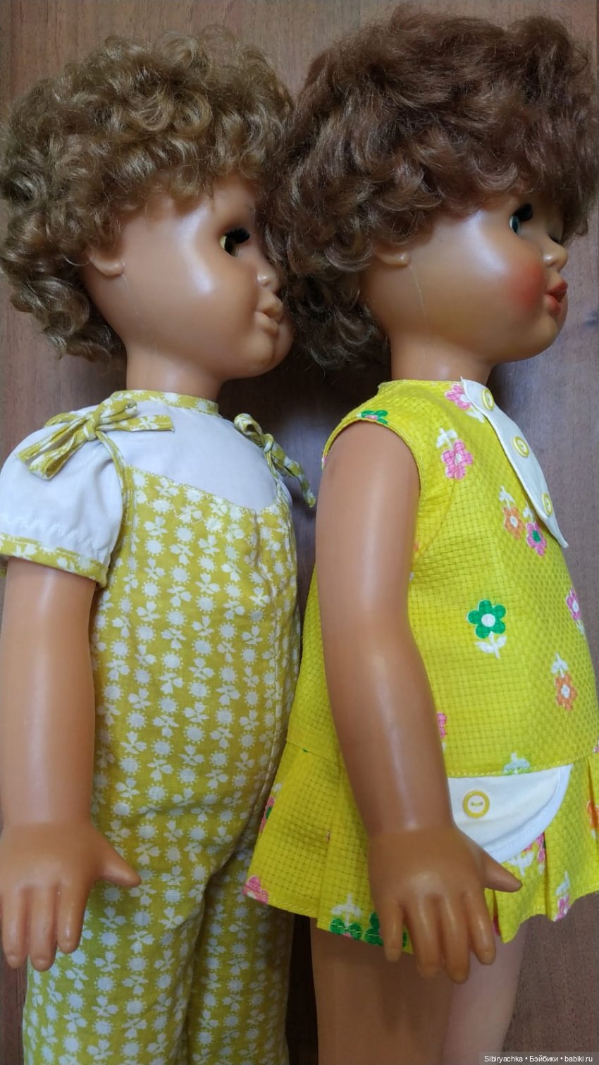 Жёлтые и красные наряды девочек из прошлого