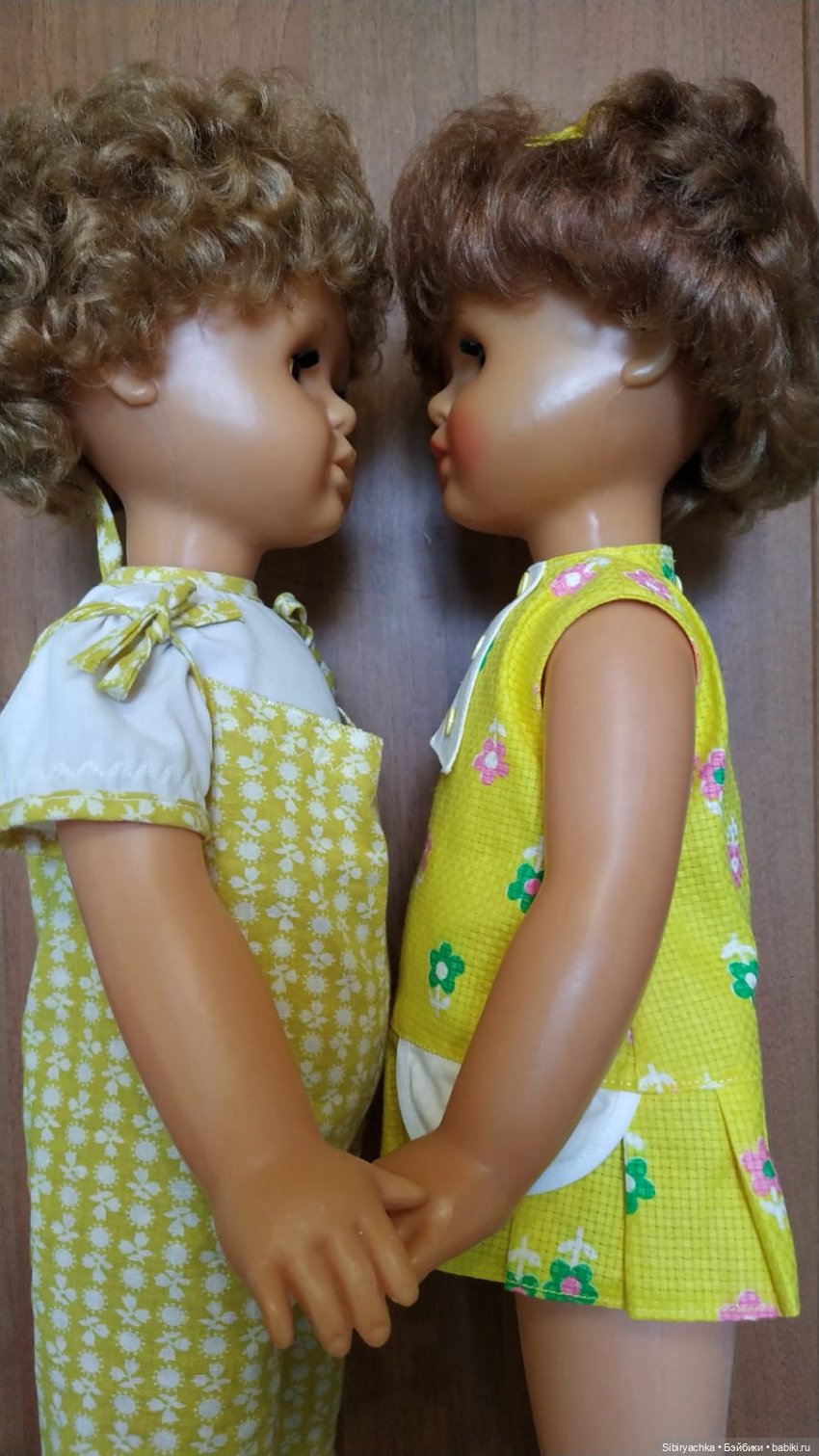 Жёлтые и красные наряды девочек из прошлого