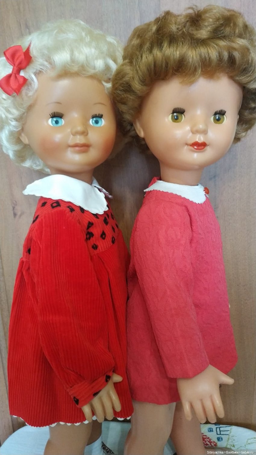 Жёлтые и красные наряды девочек из прошлого