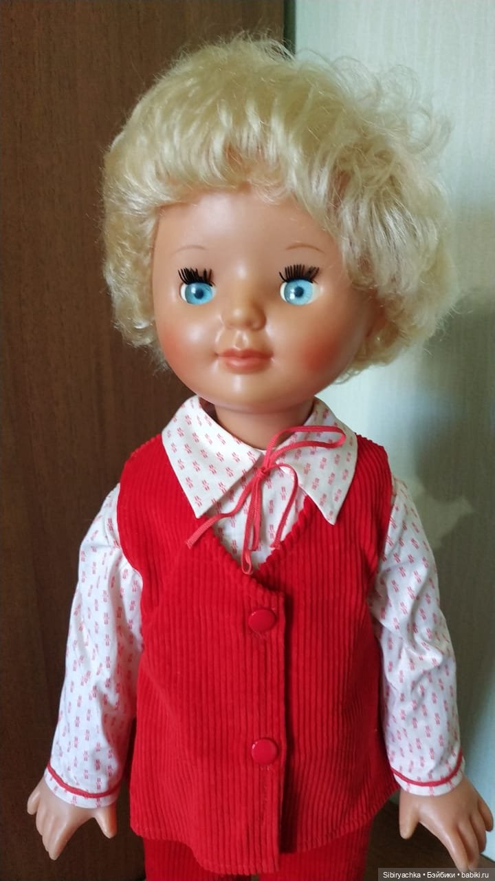 Жёлтые и красные наряды девочек из прошлого