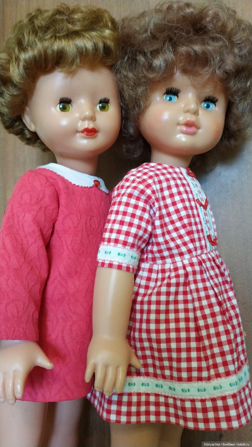 Жёлтые и красные наряды девочек из прошлого