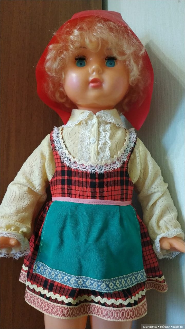 Жёлтые и красные наряды девочек из прошлого