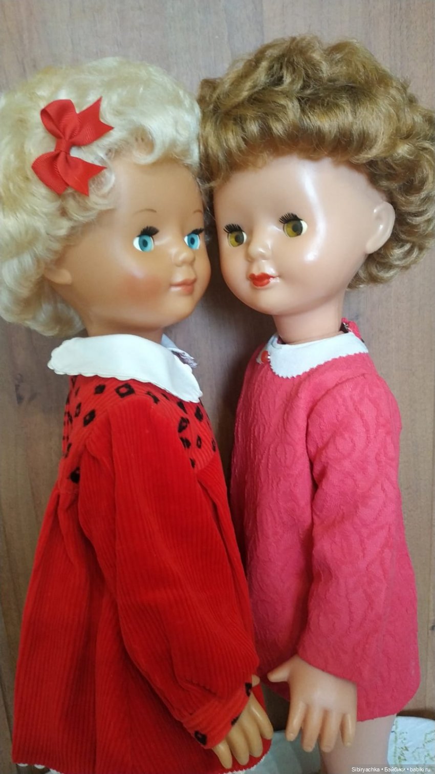 Жёлтые и красные наряды девочек из прошлого