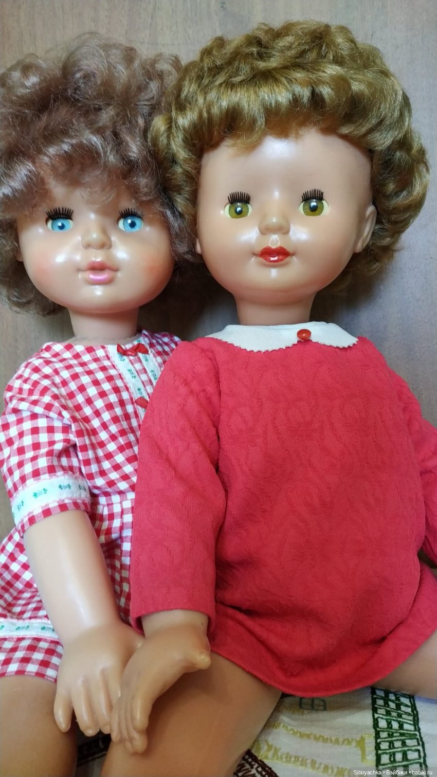 Жёлтые и красные наряды девочек из прошлого