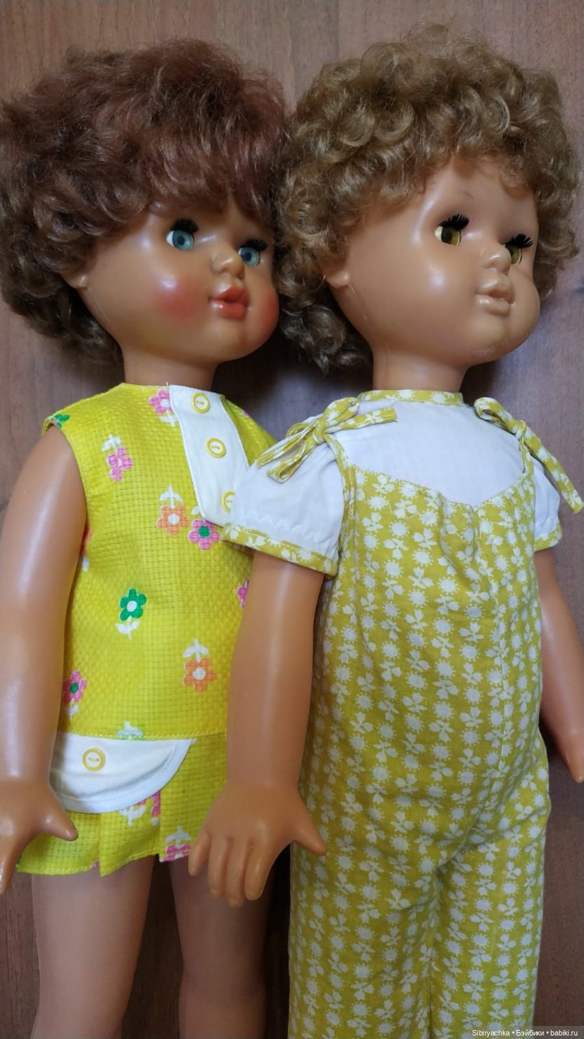 Жёлтые и красные наряды девочек из прошлого