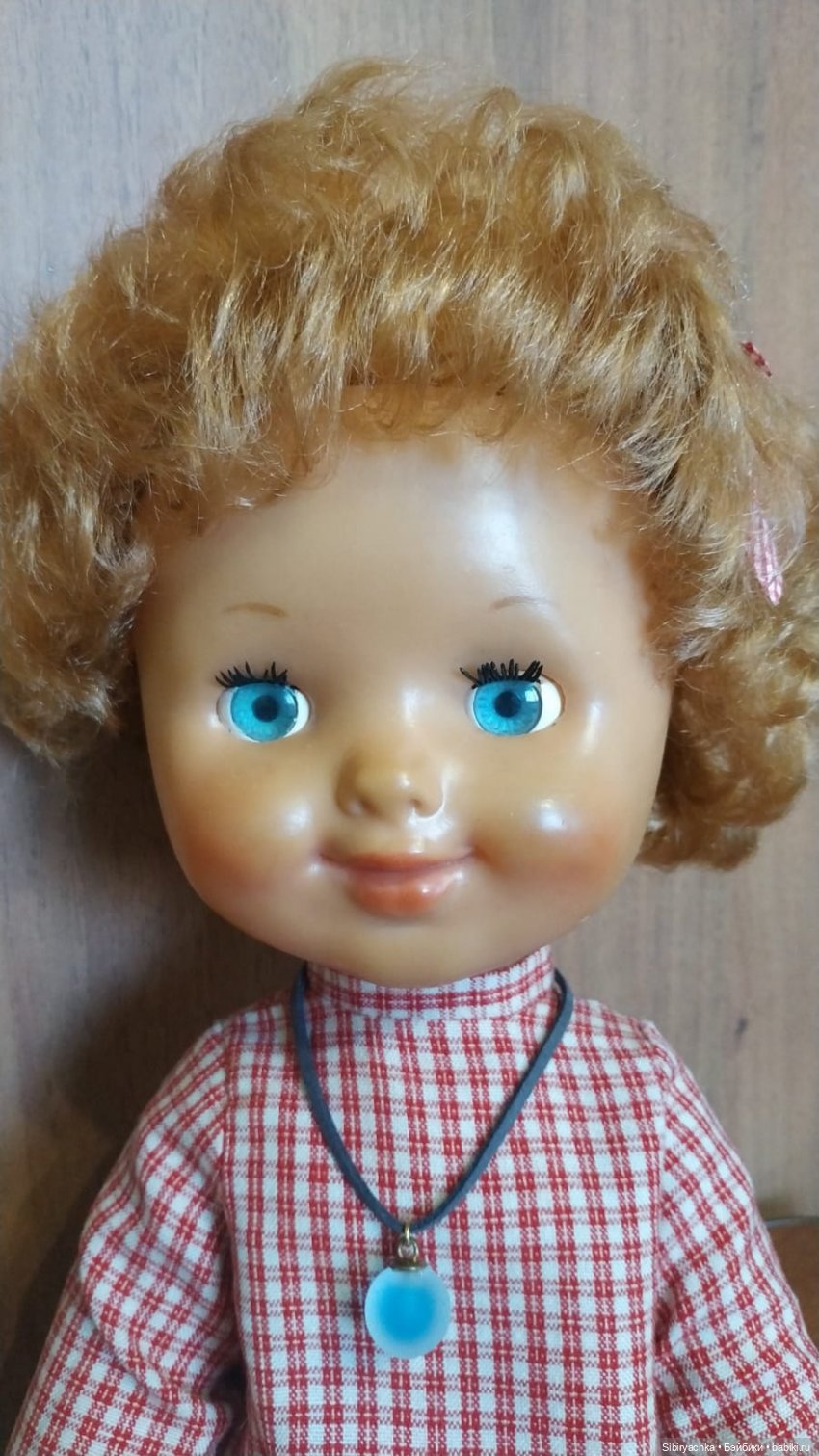 Жёлтые и красные наряды девочек из прошлого