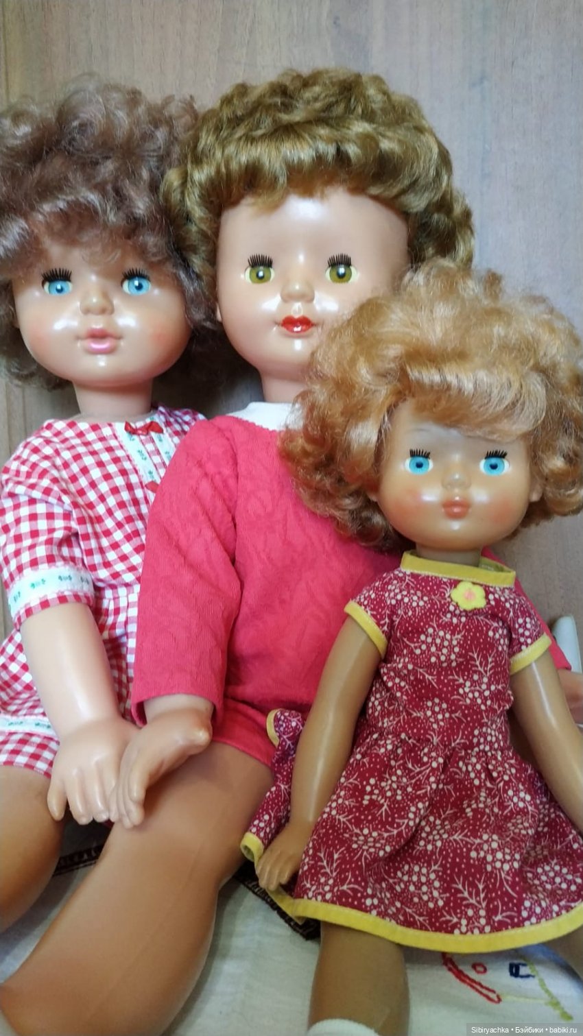 Жёлтые и красные наряды девочек из прошлого