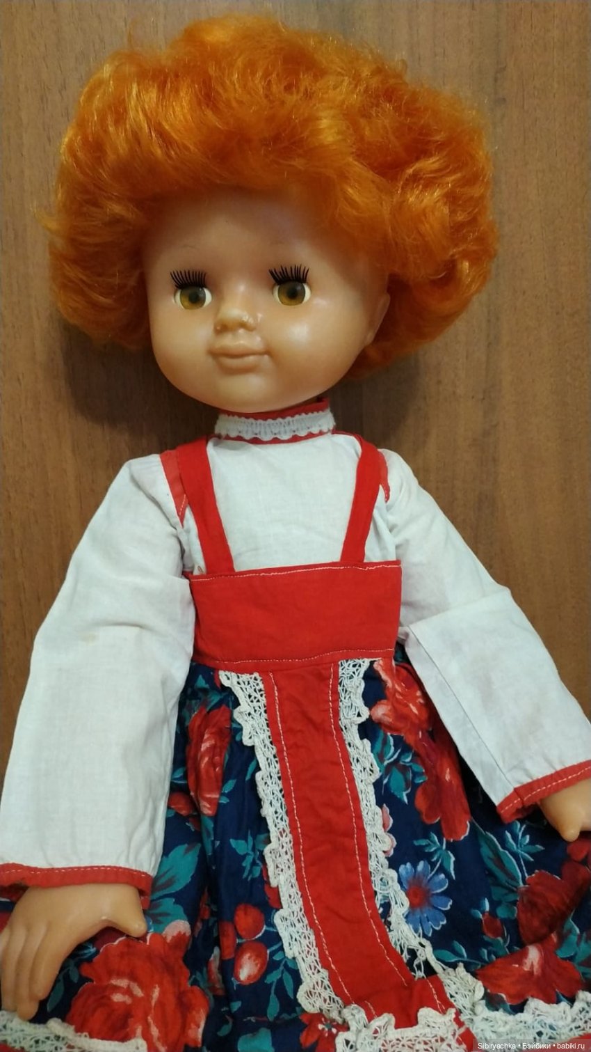 Жёлтые и красные наряды девочек из прошлого