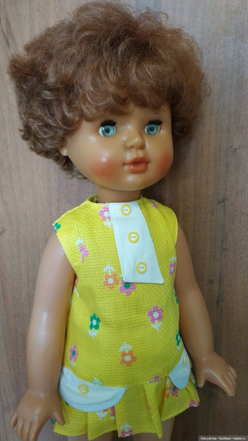 Жёлтые и красные наряды девочек из прошлого