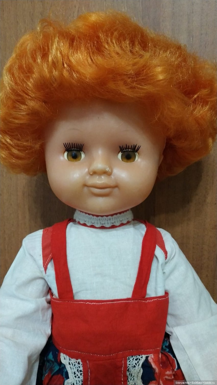 Жёлтые и красные наряды девочек из прошлого