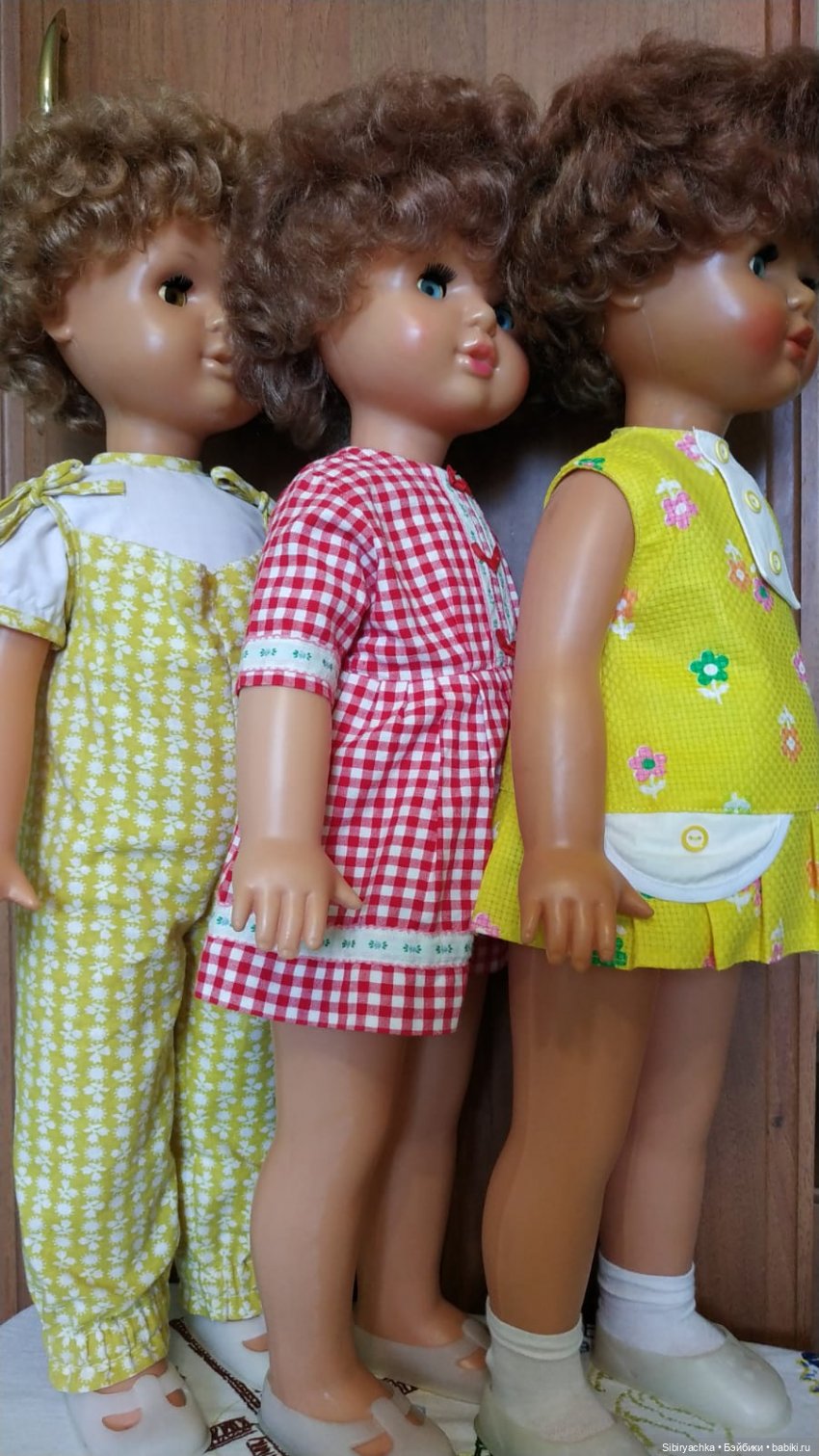 Жёлтые и красные наряды девочек из прошлого