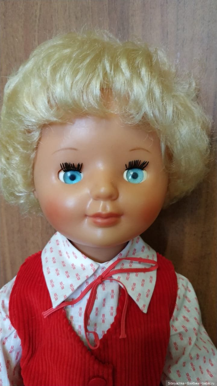 Жёлтые и красные наряды девочек из прошлого