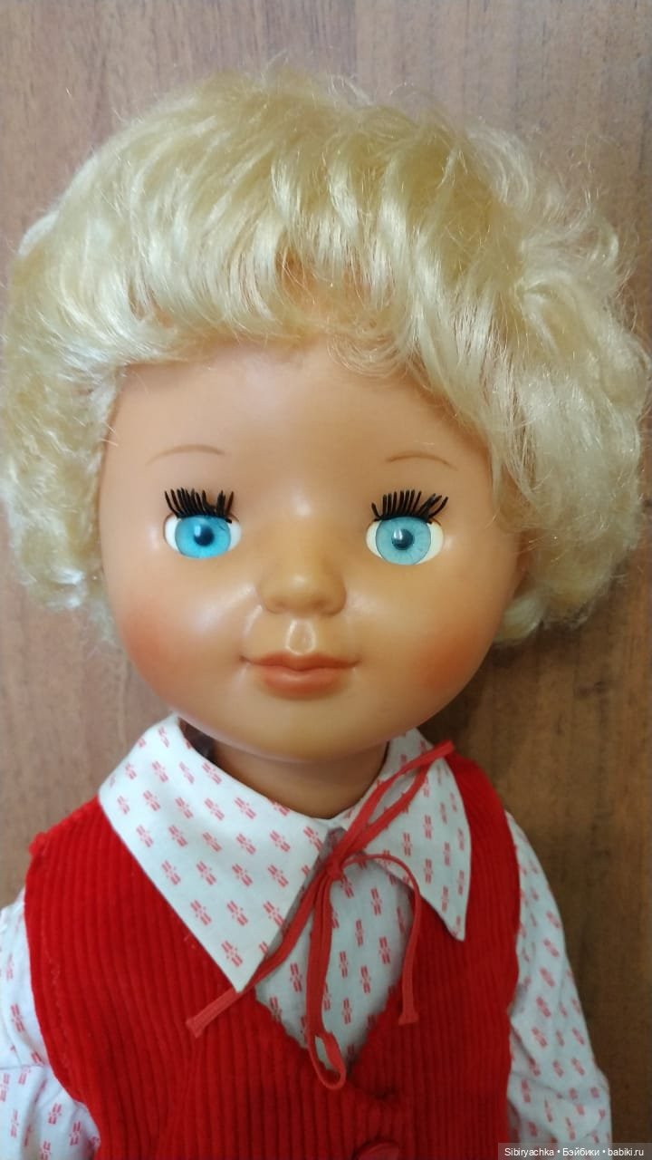 Жёлтые и красные наряды девочек из прошлого