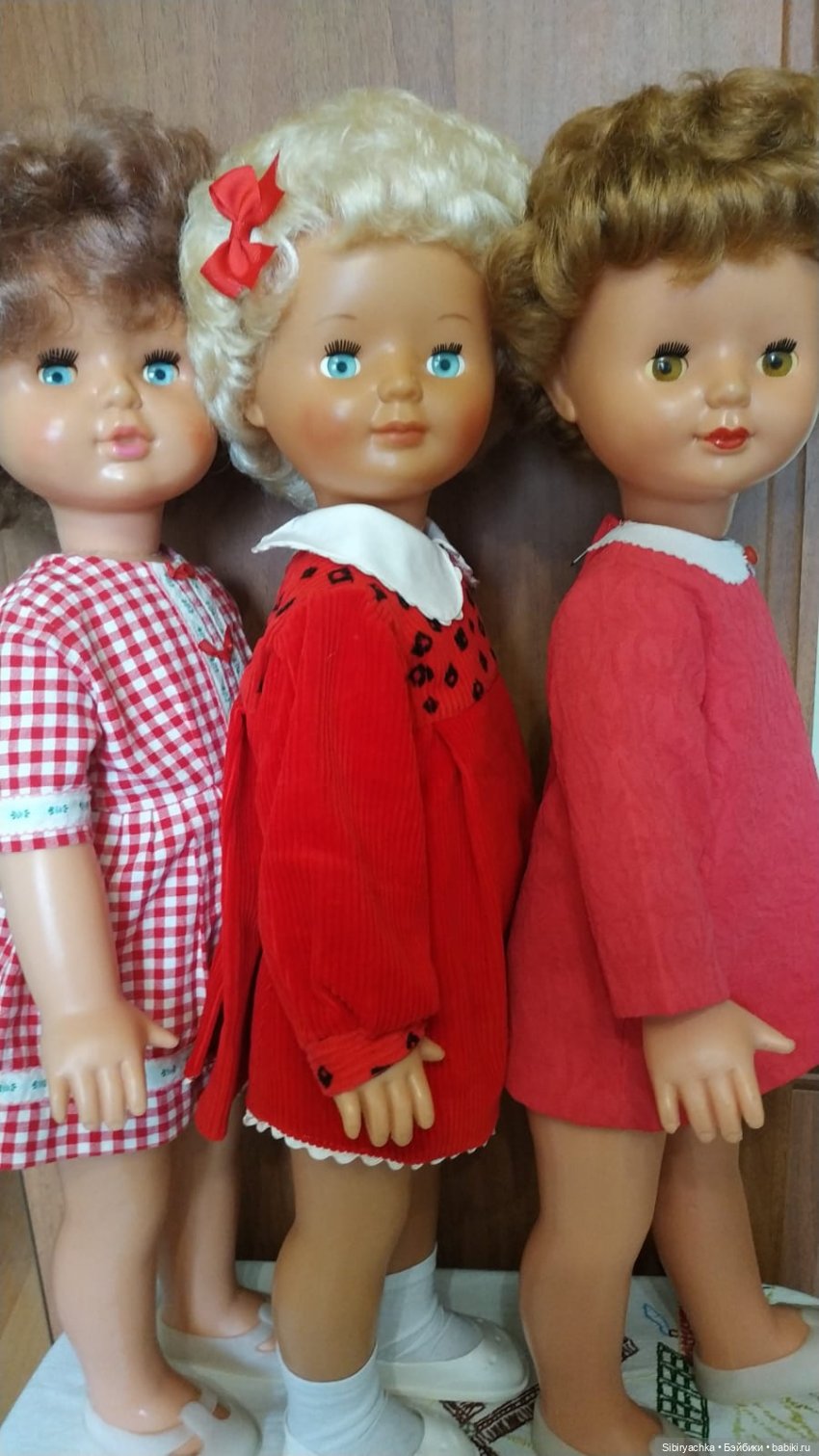 Жёлтые и красные наряды девочек из прошлого