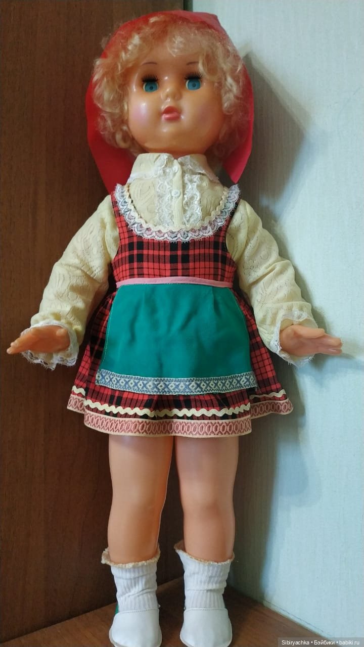 Жёлтые и красные наряды девочек из прошлого