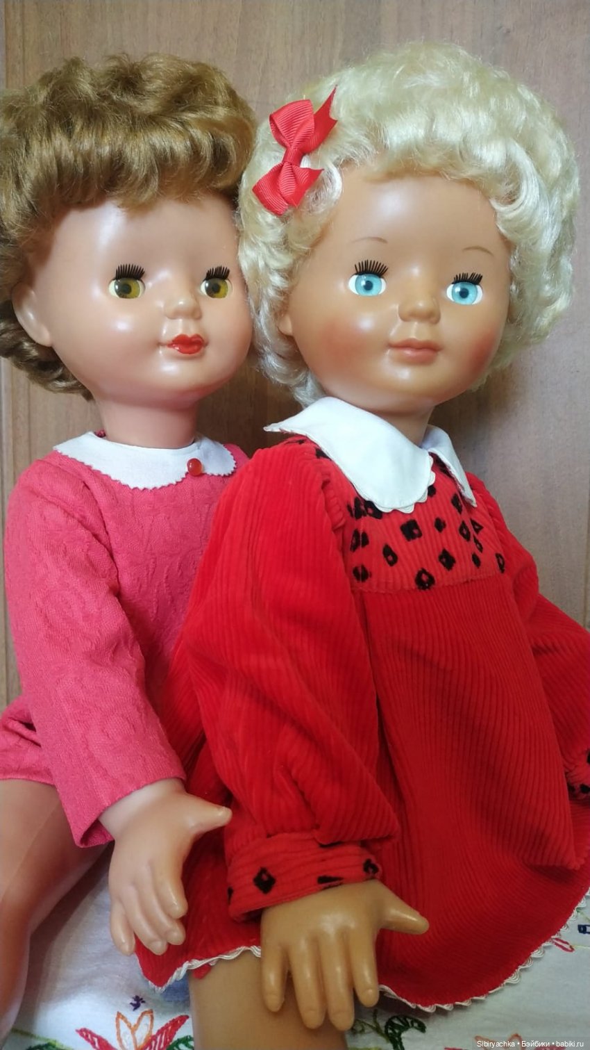 Жёлтые и красные наряды девочек из прошлого