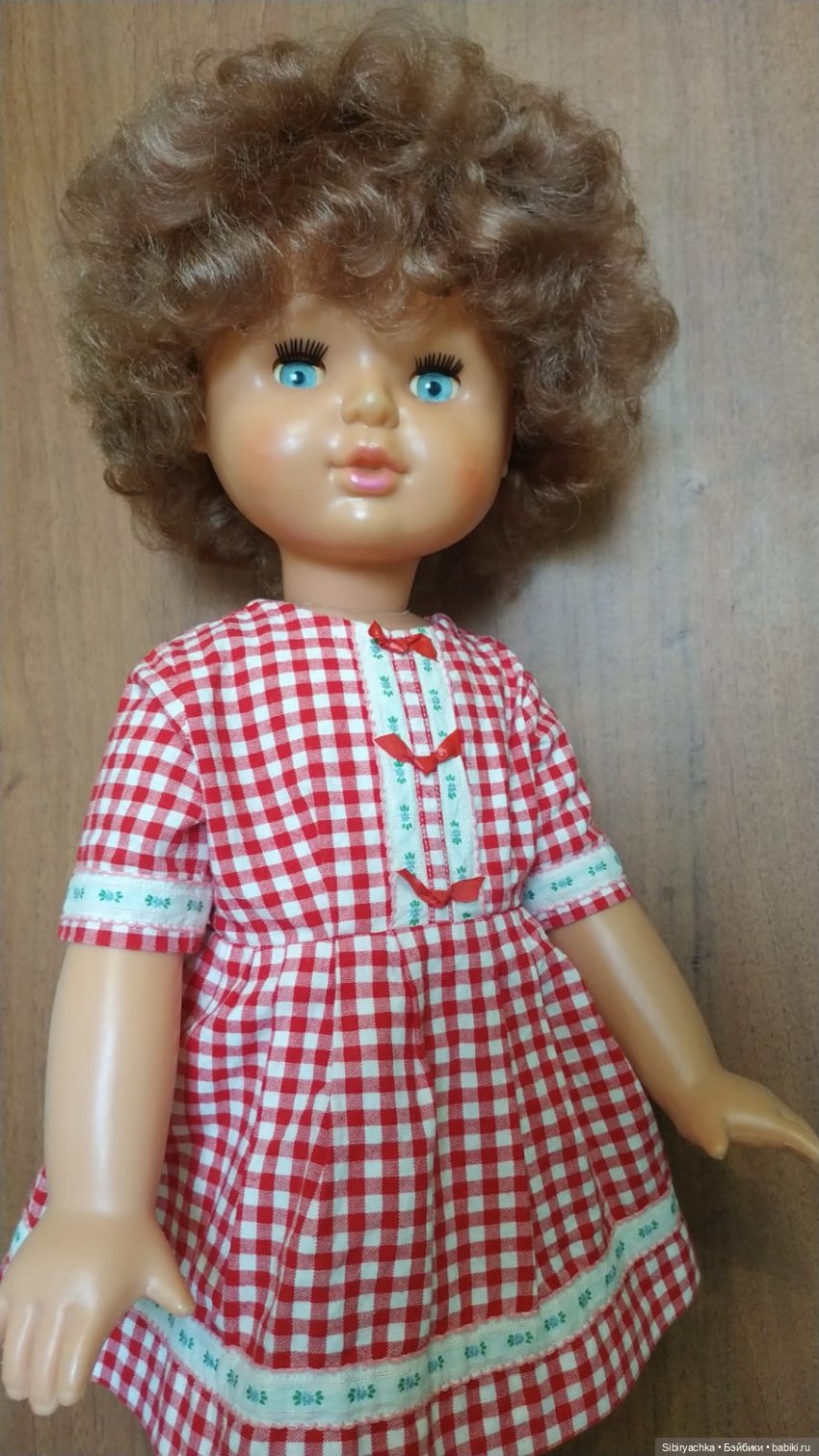 Жёлтые и красные наряды девочек из прошлого