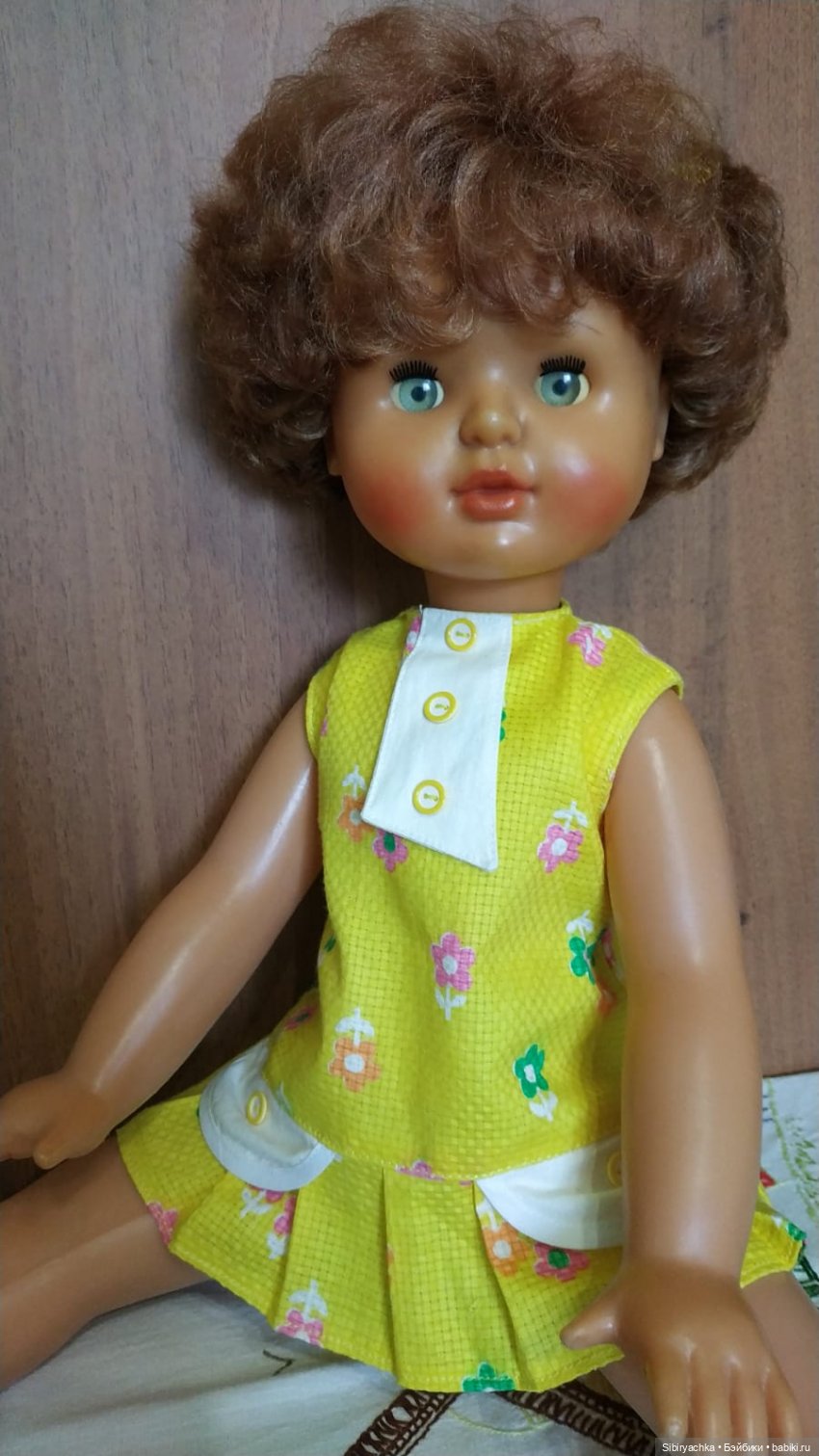 Жёлтые и красные наряды девочек из прошлого