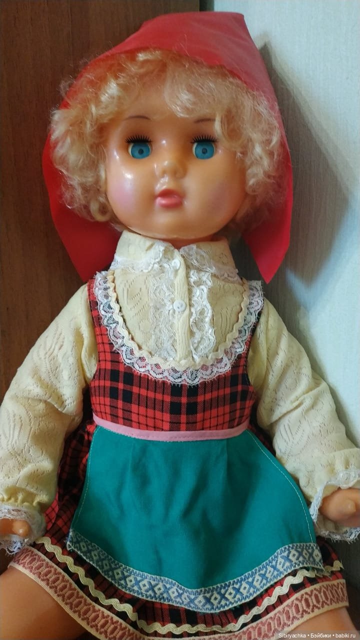 Жёлтые и красные наряды девочек из прошлого