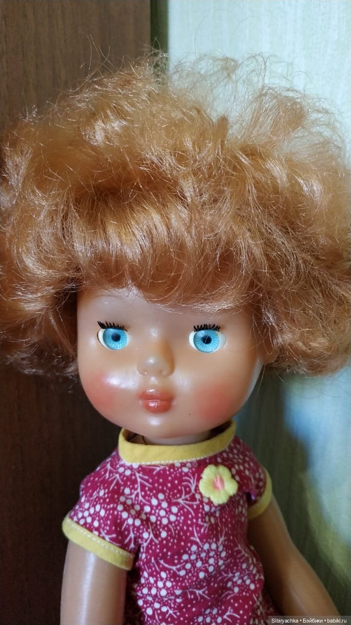 Жёлтые и красные наряды девочек из прошлого