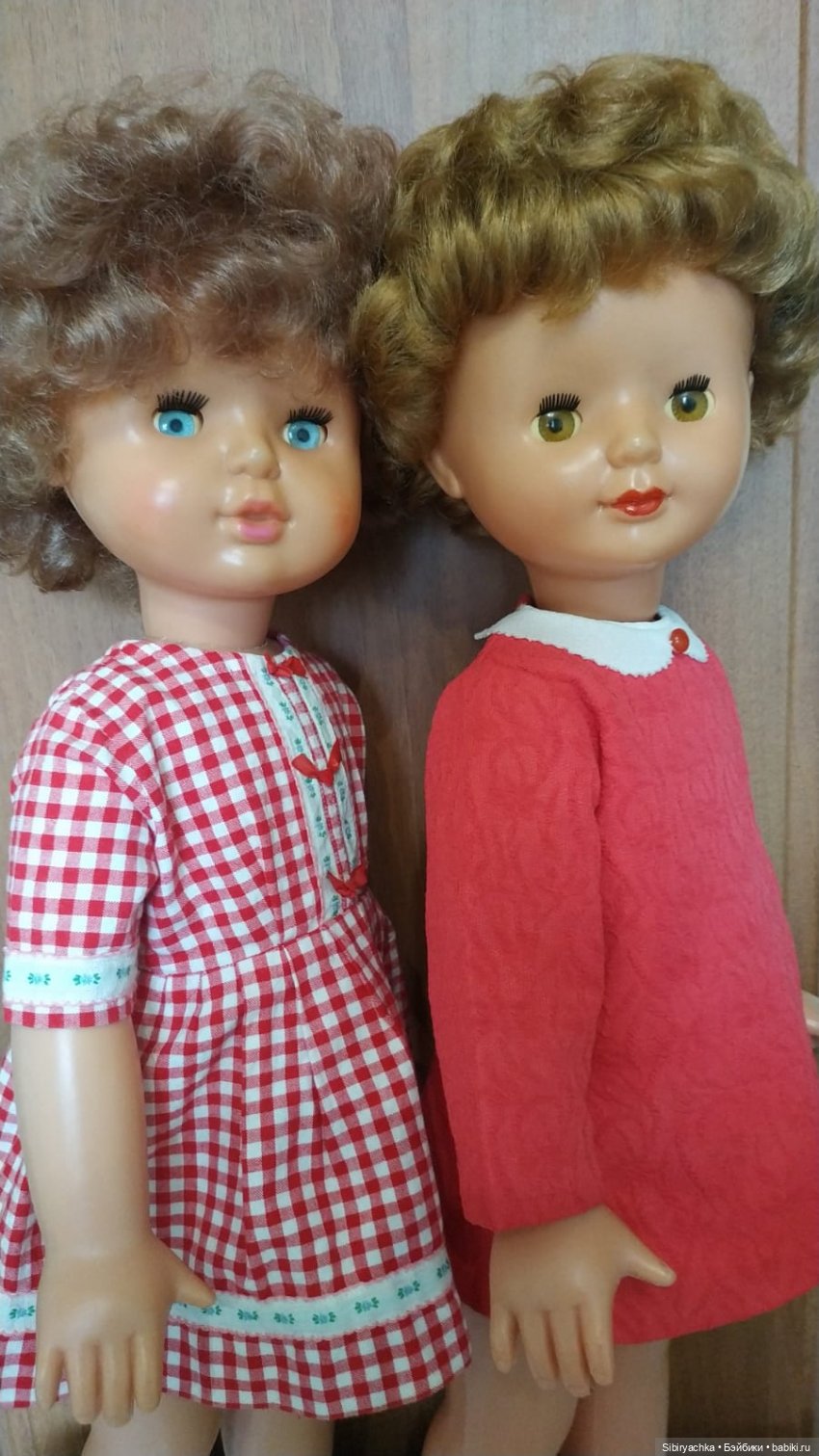 Жёлтые и красные наряды девочек из прошлого