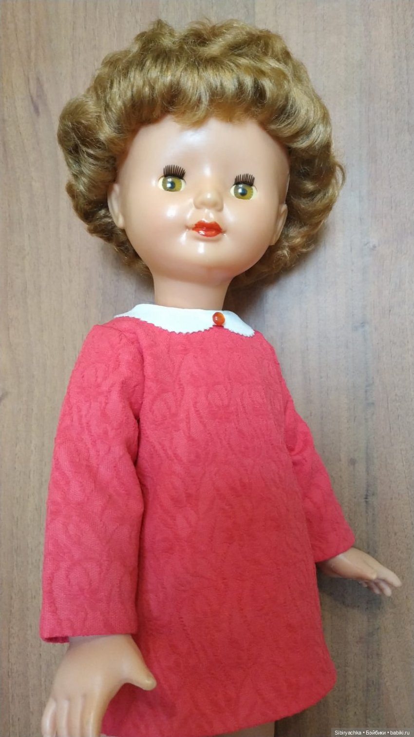 Жёлтые и красные наряды девочек из прошлого