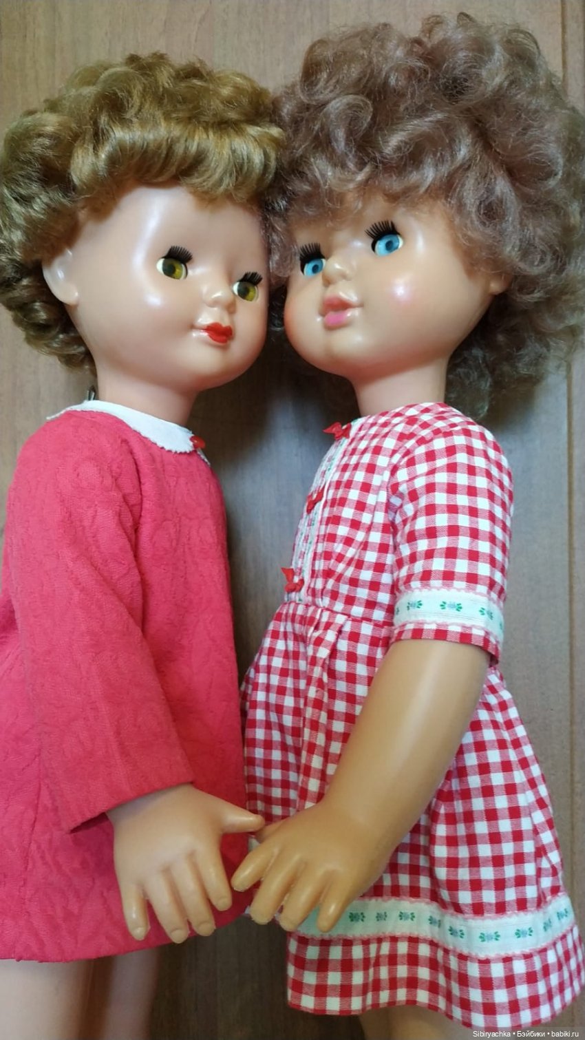 Жёлтые и красные наряды девочек из прошлого