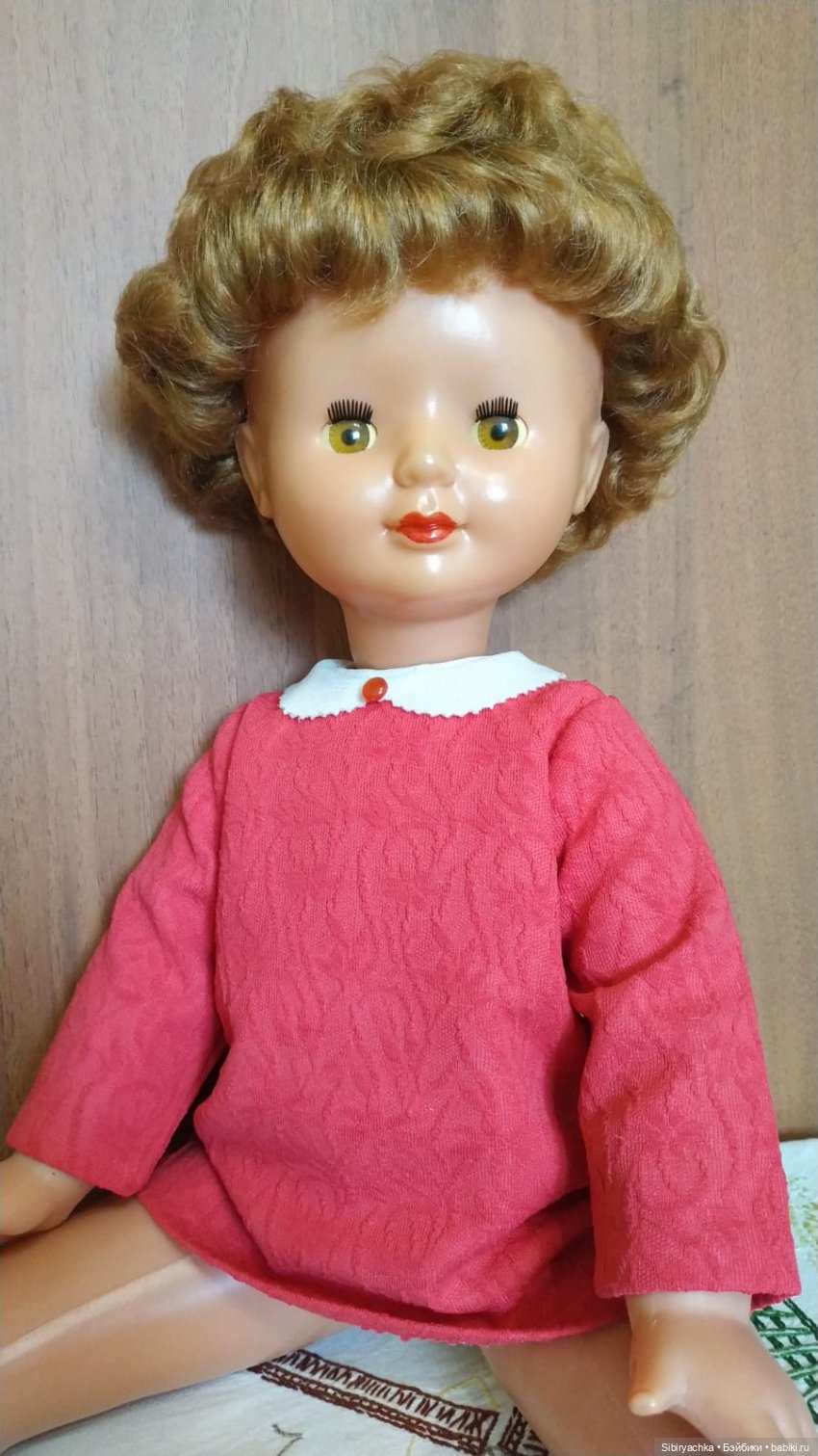 Жёлтые и красные наряды девочек из прошлого