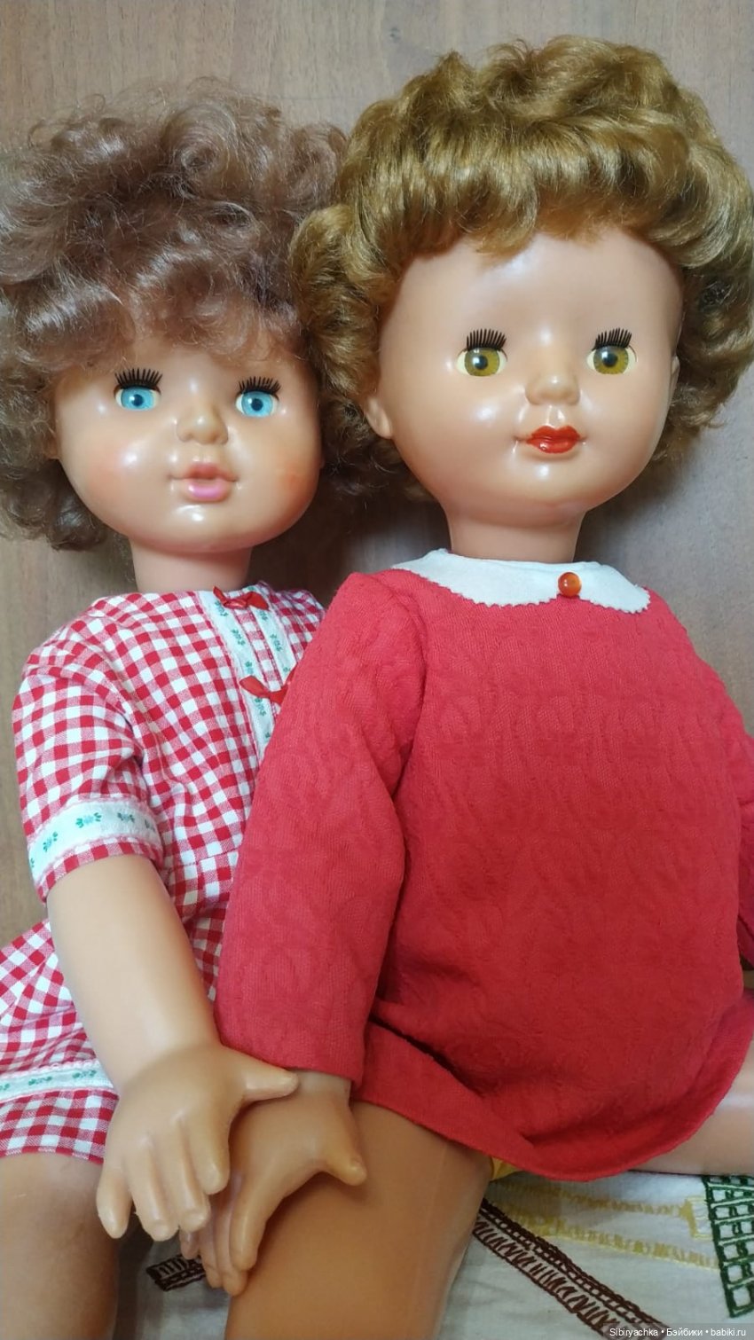 Жёлтые и красные наряды девочек из прошлого