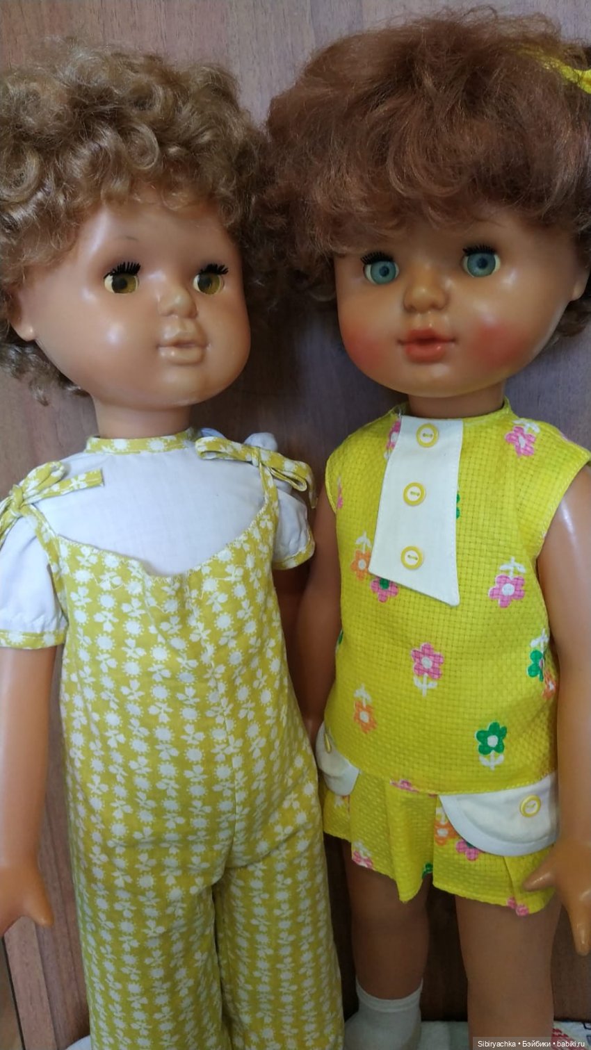 Жёлтые и красные наряды девочек из прошлого