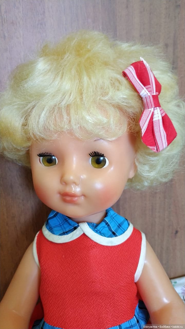 Жёлтые и красные наряды девочек из прошлого