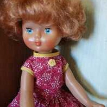 Жёлтые и красные наряды девочек из прошлого.