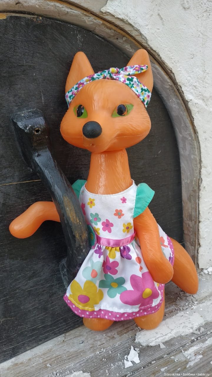 Котофей Иванович и Лиса Патрикеевна гуляют по городу