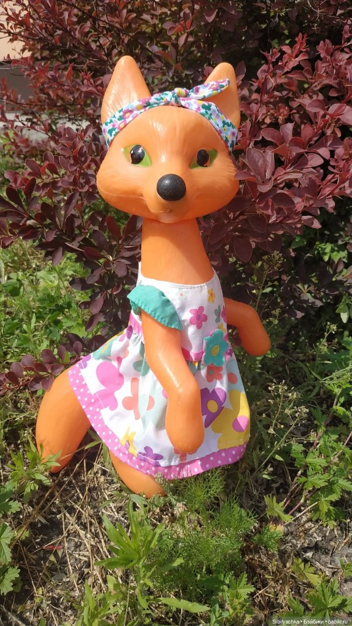 Котофей Иванович и Лиса Патрикеевна гуляют по городу