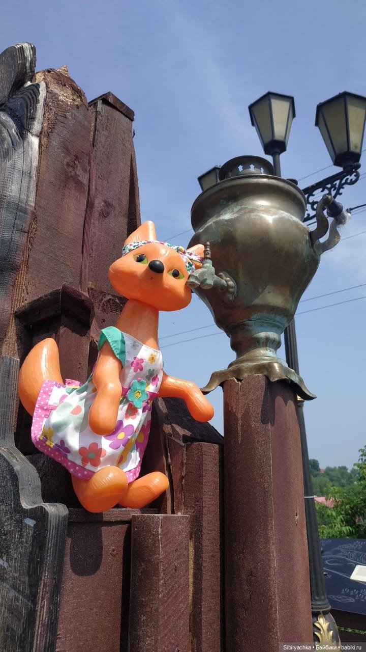 Котофей Иванович и Лиса Патрикеевна гуляют по городу