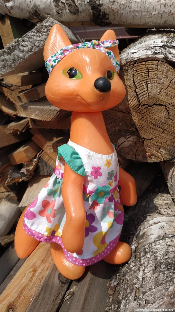 Котофей Иванович и Лиса Патрикеевна гуляют по городу