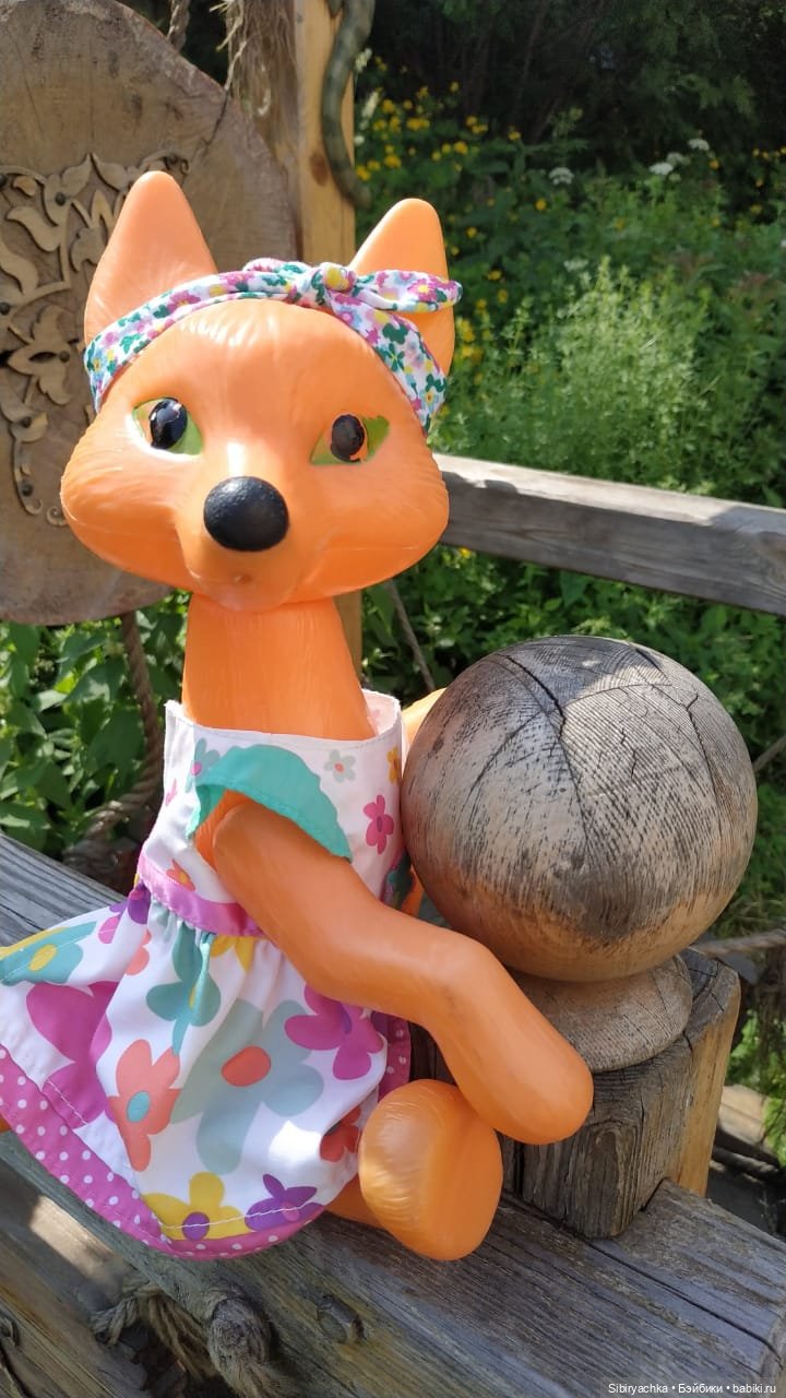 Котофей Иванович и Лиса Патрикеевна гуляют по городу