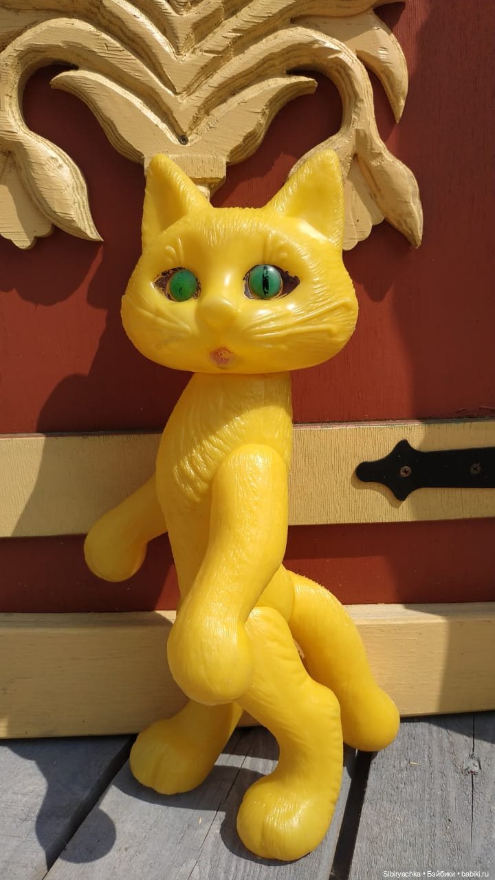 Котофей Иванович и Лиса Патрикеевна гуляют по городу