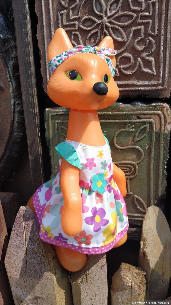 Котофей Иванович и Лиса Патрикеевна гуляют по городу