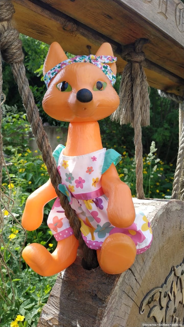 Котофей Иванович и Лиса Патрикеевна гуляют по городу