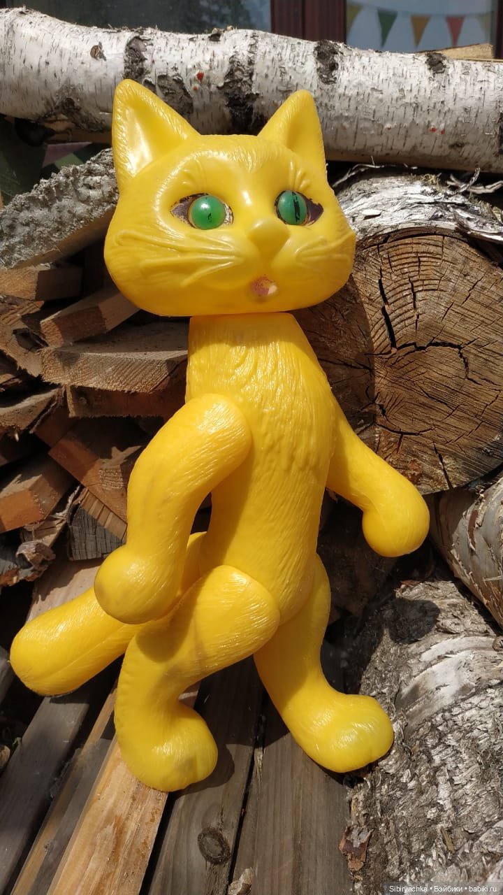 Котофей Иванович и Лиса Патрикеевна гуляют по городу