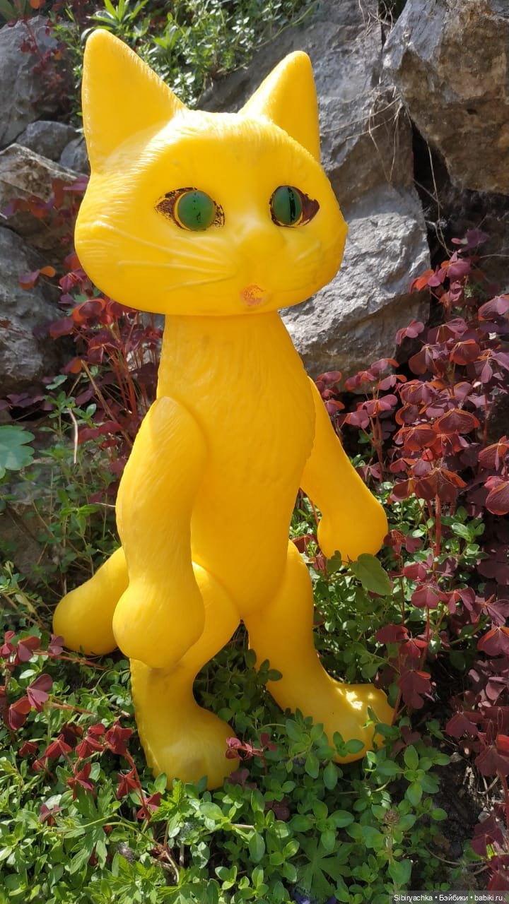 Котофей Иванович и Лиса Патрикеевна гуляют по городу