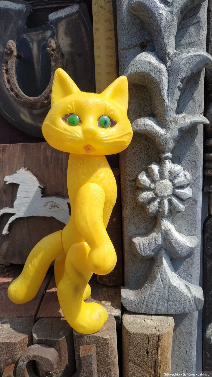 Котофей Иванович и Лиса Патрикеевна гуляют по городу