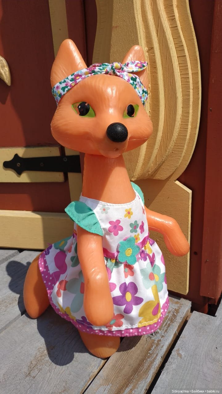 Котофей Иванович и Лиса Патрикеевна гуляют по городу