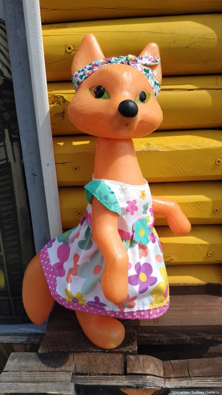 Котофей Иванович и Лиса Патрикеевна гуляют по городу