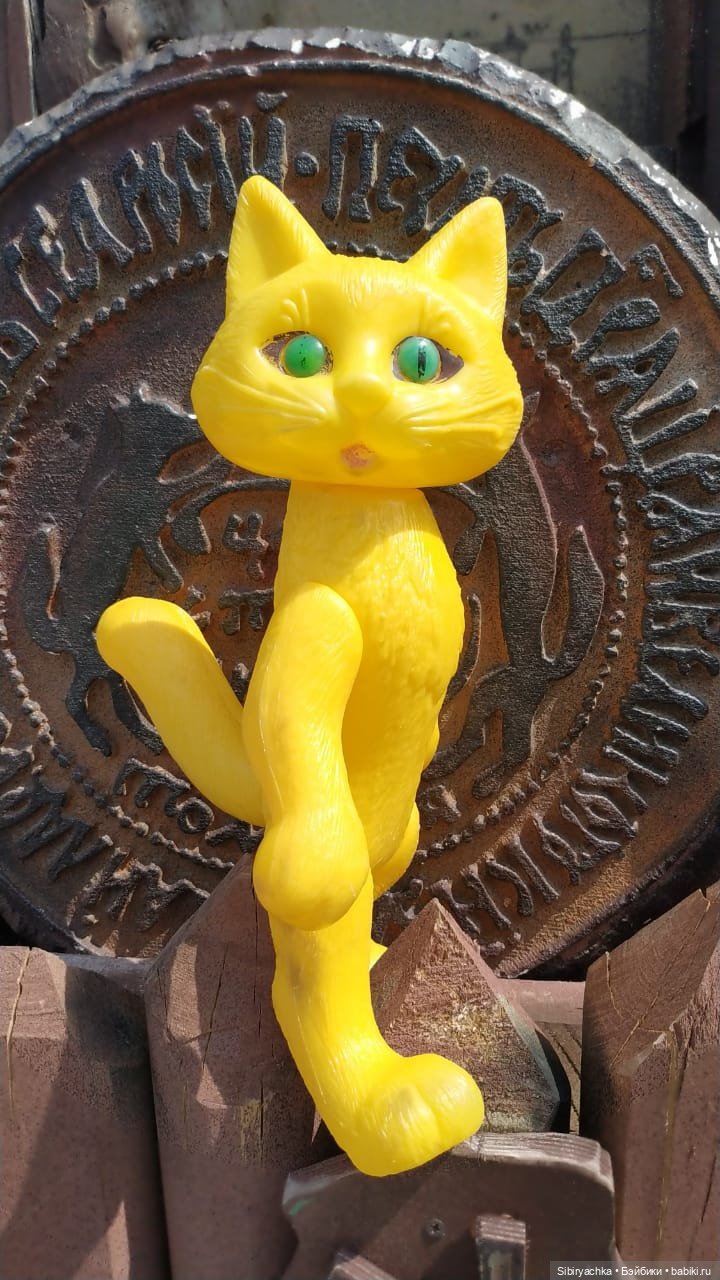 Котофей Иванович и Лиса Патрикеевна гуляют по городу