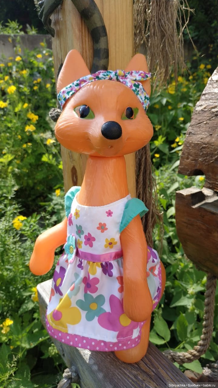 Котофей Иванович и Лиса Патрикеевна гуляют по городу